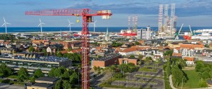 Byggekranen på plads på Værkergrunden