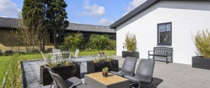 NYHED – Smuk og stilren villa på central beliggenhed