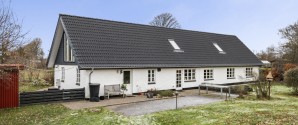 Ugens bolig fra home: Charmerende landejendom ved Syvsten med 2,6 HA jord