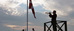 Flaget spilles ned – også i august