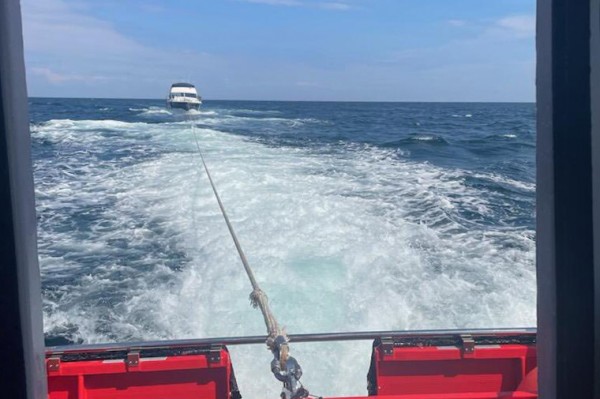 Motorbåd med svenske turister tog vand ind