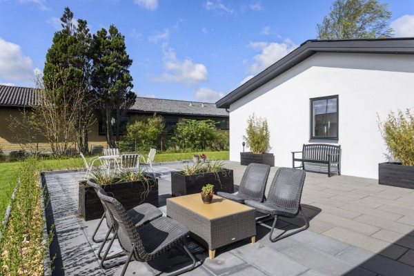 NYHED – Smuk og stilren villa på central beliggenhed