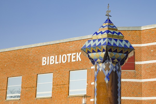 Højtlæsning og håndarbejde på biblioteket