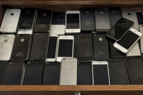Danskerne gemmer stadig tusindvis af iPhones i skuffen …