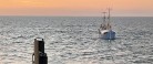 Kontrolskib Vestkysten hjælper nødstedt fiskefartøj i havn