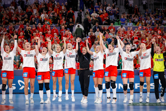 Efter en fjerdeplads, bronze og sølv ved de seneste tre mesterskaber, drømmer Håndboldkvinderne om at tage det sidste skridt på podiet i Danmark. Foto: Uros Hocevar / kolektiff
Nu starter billetsalget til VM i kvindehåndbold i Frederikshavn