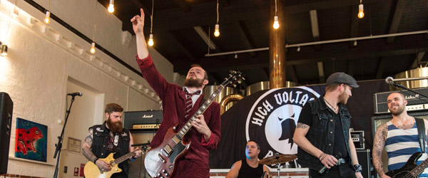 High Voltage. Skagen Bryghus: Frem med Luftguitar’en
