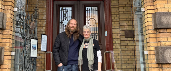 Anne-Lise Sindvald og Asbjørn Christensen står bag initiativet Pusterummet – Indgang fra Gaden, der er et tilbud for alle, der har brug for at tage en pause fra systemet, snakke med nogen, der lytter – helt uformelt og måske få støtte til at finde vej videre. . Pusterummet åbner i Frederikshavn – en åben dør for dem, der har mest brug for støtte