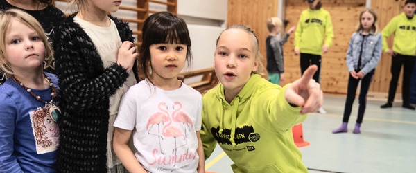 Der er aktive Legepatruljer over hele landet, hvor store elever - som her på Thyregod Skole - sætter gang i frikvartersaktiviteter for deres yngre skolekammerater. Nu etablerer Dansk Skoleidræt med støtte fra LEGO Fonden en version særlig målrettet specialundervisningstilbud.
Foto: Johnny Wichmann / Dansk Skoleidræt.
Nyt projekt skal styrke legen for elever i specialundervisning