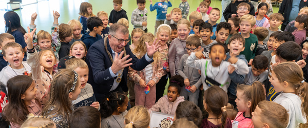 Borgmester Karsten Thomsen og elever. Nordstjerneskolen vinder Skole OL 2025