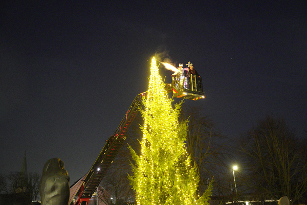 Foto: Frederikshavn Kommune. Stor julehygge på Rådhuspladsen, da årets juletræ blev tændt