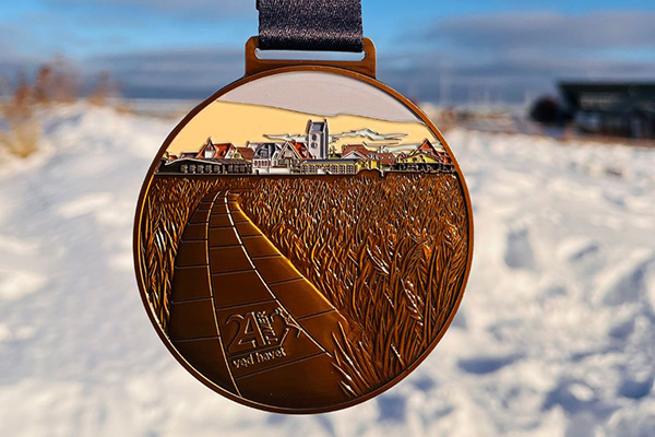 Unika medalje til 24 Timer ved Havet skænket af Sparekassen Sæbys Fond Unika medalje til 24 Timer ved Havet skænket af Sparekassen Sæbys Fond